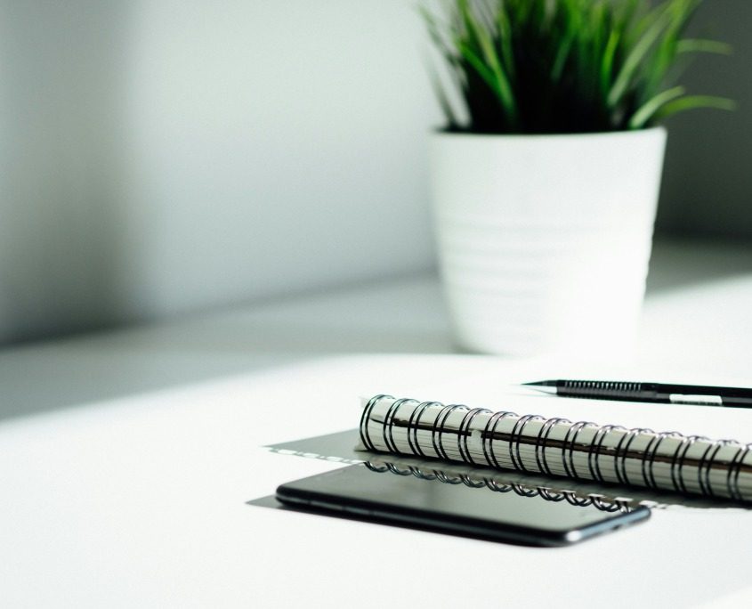 Notizbuch und Stift auf hellem Schreibtisch – Erstgespräch Psychotherapie Karlsruhe